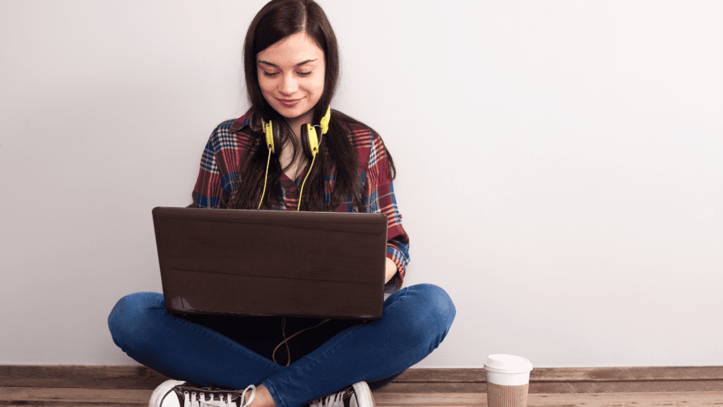 Aluna de Ensino Superior, Estudando no PC