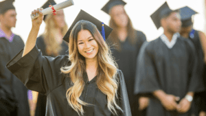 Formanda em Ensino Superior segurando canudo