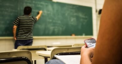 Aula de Curso de Inglés - Profesor explicando